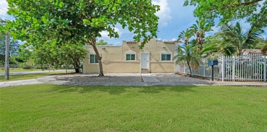 House in North Miami, Florida 2 bedrooms, 125.7 sq.m. № 2075370