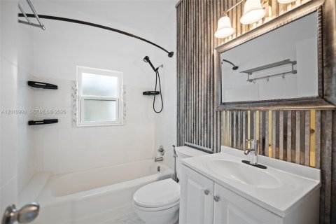 House in North Miami, Florida 2 bedrooms, 125.7 sq.m. № 2075370 - photo 12