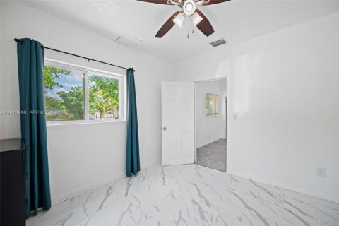 House in North Miami, Florida 2 bedrooms, 125.7 sq.m. № 2075370 - photo 11