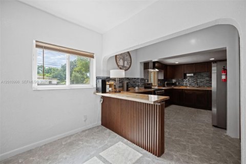 House in North Miami, Florida 2 bedrooms, 125.7 sq.m. № 2075370 - photo 13