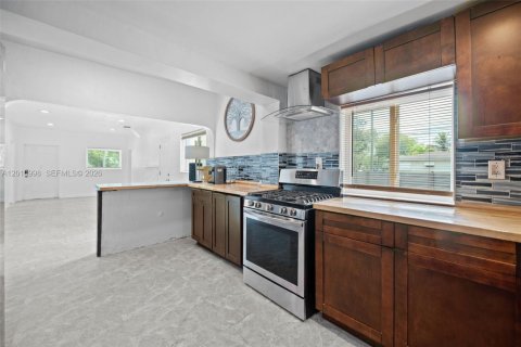 House in North Miami, Florida 2 bedrooms, 125.7 sq.m. № 2075370 - photo 17
