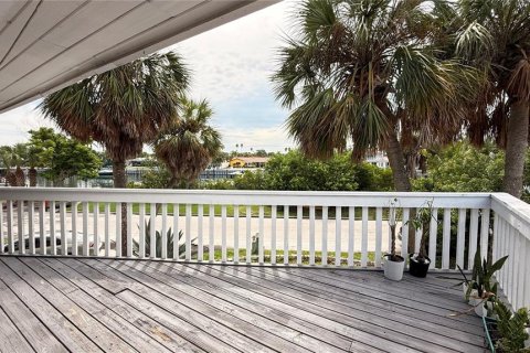 House in Saint Pete Beach, Florida 3 bedrooms, 256.22 sq.m. № 1917006 - photo 19