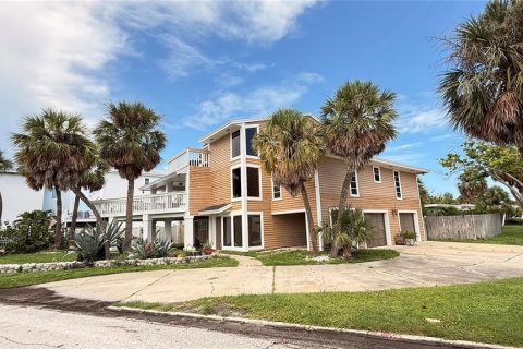 House in Saint Pete Beach, Florida 3 bedrooms, 256.22 sq.m. № 1917006 - photo 1