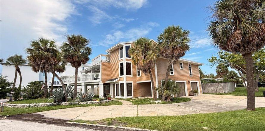 House in Saint Pete Beach, Florida 3 bedrooms, 256.22 sq.m. № 1917006