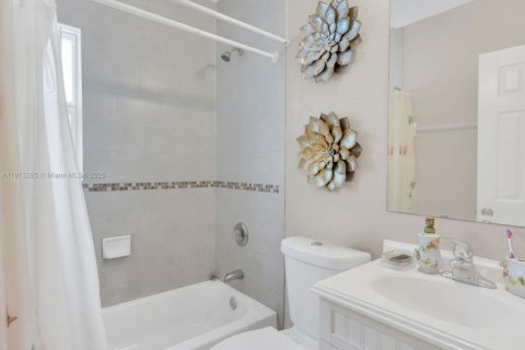Купить виллу или дом в Майами-Гарденс, Флорида 3 спальни, 111.11м2, № 1970665 - фото 17