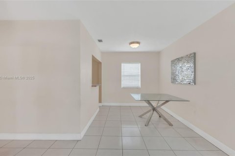 Купить виллу или дом в Майами-Гарденс, Флорида 3 спальни, 111.11м2, № 1970665 - фото 7