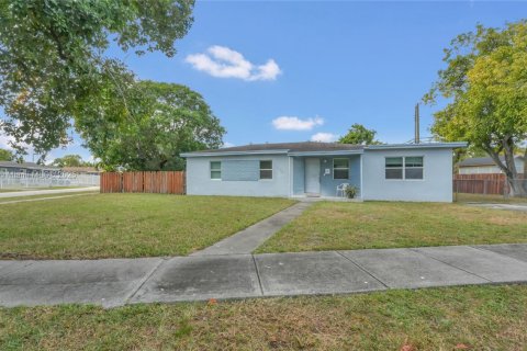 Купить виллу или дом в Майами-Гарденс, Флорида 3 спальни, 111.11м2, № 1970665 - фото 1