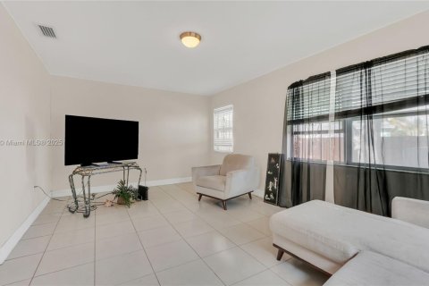 Купить виллу или дом в Майами-Гарденс, Флорида 3 спальни, 111.11м2, № 1970665 - фото 10