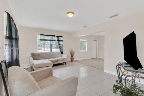 Купить виллу или дом в Майами-Гарденс, Флорида 3 спальни, 111.11м2, № 1970665 - фото 9