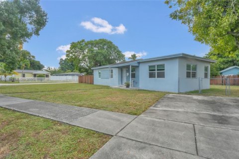 Купить виллу или дом в Майами-Гарденс, Флорида 3 спальни, 111.11м2, № 1970665 - фото 2