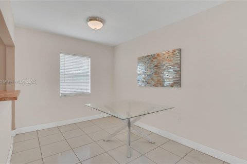Купить виллу или дом в Майами-Гарденс, Флорида 3 спальни, 111.11м2, № 1970665 - фото 12