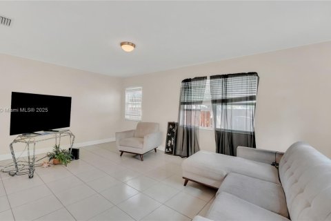 Купить виллу или дом в Майами-Гарденс, Флорида 3 спальни, 111.11м2, № 1970665 - фото 8