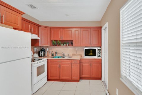 Купить виллу или дом в Майами-Гарденс, Флорида 3 спальни, 111.11м2, № 1970665 - фото 14