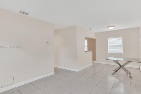Купить виллу или дом в Майами-Гарденс, Флорида 3 спальни, 111.11м2, № 1970665 - фото 6