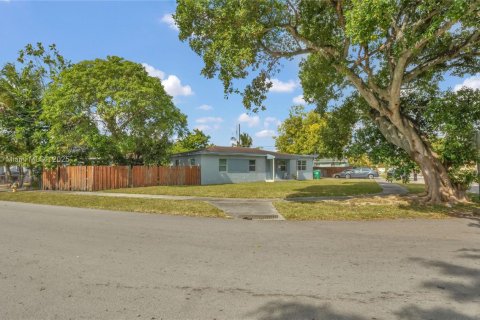 Купить виллу или дом в Майами-Гарденс, Флорида 3 спальни, 111.11м2, № 1970665 - фото 3