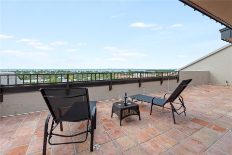 Condo in Key Biscayne, Florida, 2 bedrooms № 1989036 - photo 1