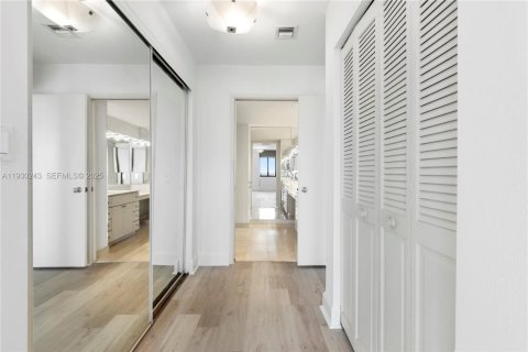 Condo in Key Biscayne, Florida, 2 bedrooms № 1989036 - photo 12