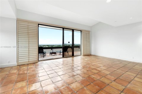 Condo in Key Biscayne, Florida, 2 bedrooms № 1989036 - photo 2