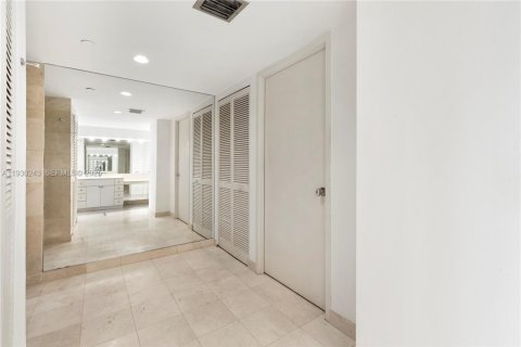 Condo in Key Biscayne, Florida, 2 bedrooms № 1989036 - photo 13