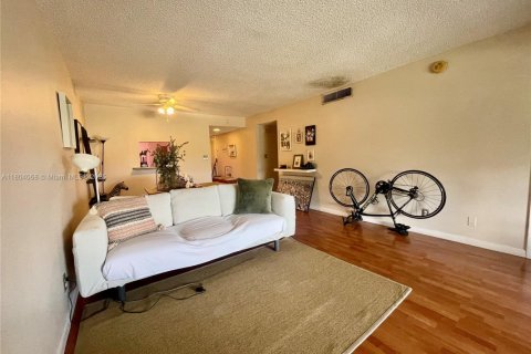 Condo in Pompano Beach, Florida, 2 bedrooms  № 1867215 - photo 10