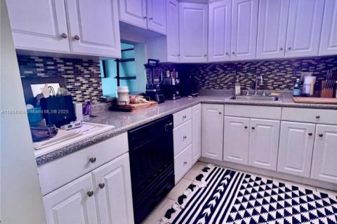 Condo in Pompano Beach, Florida, 2 bedrooms  № 1867215 - photo 3