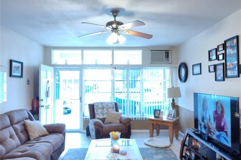 Condo in Kenneth City, Florida, 2 bedrooms  № 1547478 - photo 3
