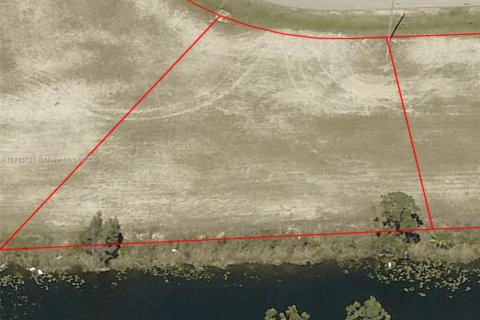 Commercial property in Cape Coral, Florida № 2089221 - photo 11