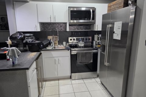 Townhouse in Kendall, Florida 3 bedrooms, 117.43 sq.m. № 1996884 - photo 3