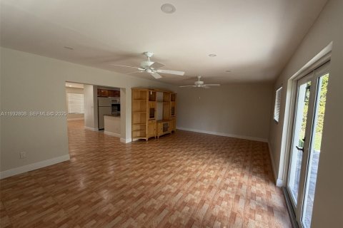 House in Miami-Dade, Florida 3 bedrooms № 1992806 - photo 15