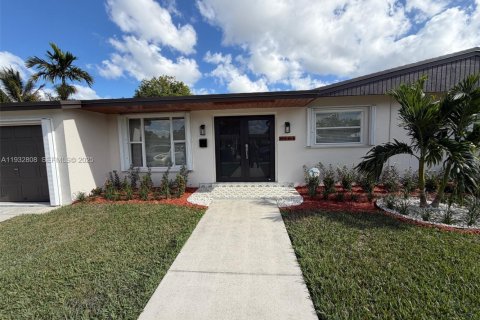 House in Miami-Dade, Florida 3 bedrooms № 1992806 - photo 4