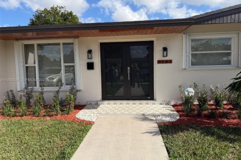 House in Miami-Dade, Florida 3 bedrooms № 1992806 - photo 5