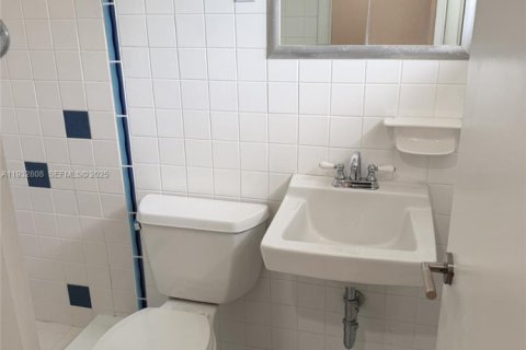 House in Miami-Dade, Florida 3 bedrooms № 1992806 - photo 21