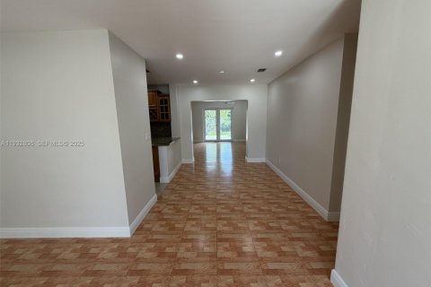 House in Miami-Dade, Florida 3 bedrooms № 1992806 - photo 13