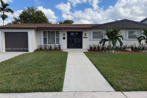 House in Miami-Dade, Florida 3 bedrooms № 1992806 - photo 2