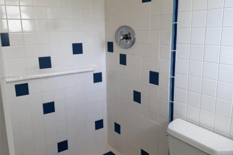 House in Miami-Dade, Florida 3 bedrooms № 1992806 - photo 22