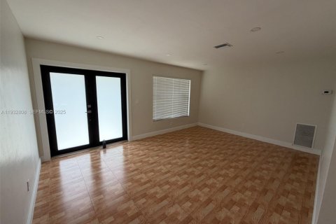 House in Miami-Dade, Florida 3 bedrooms № 1992806 - photo 8