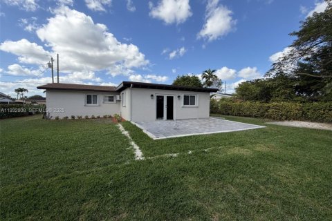 House in Miami-Dade, Florida 3 bedrooms № 1992806 - photo 24