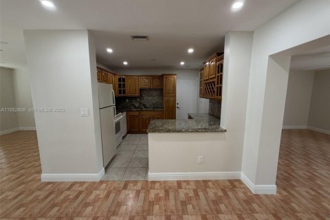 House in Miami-Dade, Florida 3 bedrooms № 1992806 - photo 9