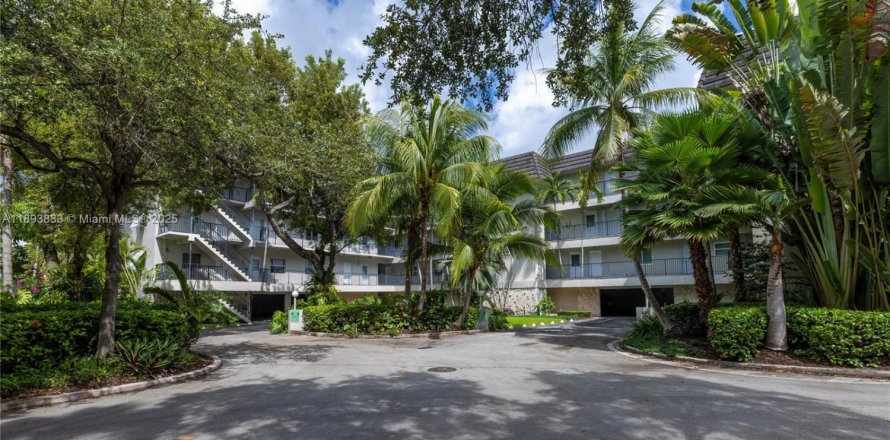 Кондоминиум с 2 спальнями в Корал-Гейблс, Флорида № 1946574