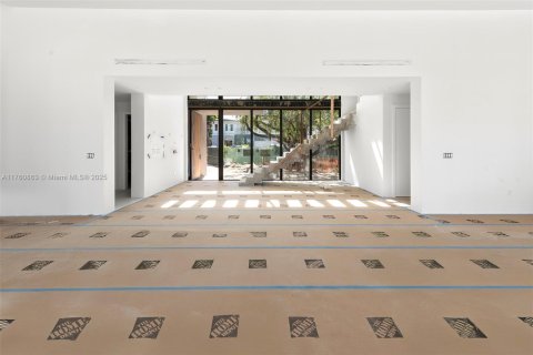 House in South Miami, Florida 6 bedrooms, 549.98 sq.m. № 1691293 - photo 7
