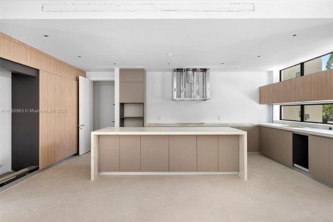 House in South Miami, Florida 6 bedrooms, 549.98 sq.m. № 1691293 - photo 13