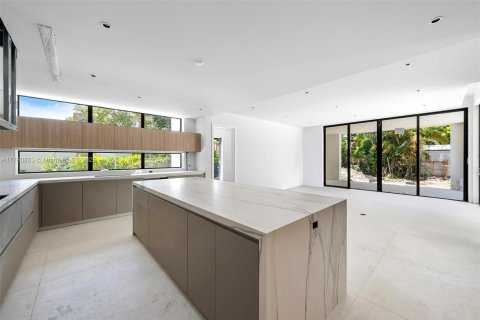 House in South Miami, Florida 6 bedrooms, 549.98 sq.m. № 1691293 - photo 9