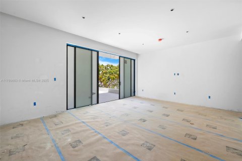House in South Miami, Florida 6 bedrooms, 549.98 sq.m. № 1691293 - photo 24