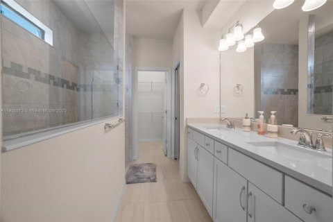 Casa en venta en Tamarac, Florida, 5 dormitorios, 265.7 m2 № 1952069 - foto 22