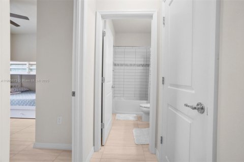 Casa en venta en Tamarac, Florida, 5 dormitorios, 265.7 m2 № 1952069 - foto 7