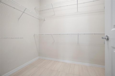 Casa en venta en Tamarac, Florida, 5 dormitorios, 265.7 m2 № 1952069 - foto 25