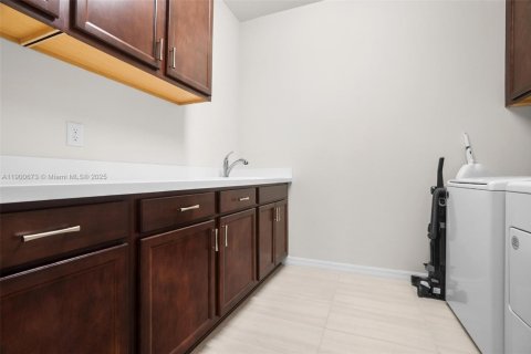 Casa en venta en Tamarac, Florida, 5 dormitorios, 265.7 m2 № 1952069 - foto 10