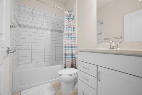 Casa en venta en Tamarac, Florida, 5 dormitorios, 265.7 m2 № 1952069 - foto 9