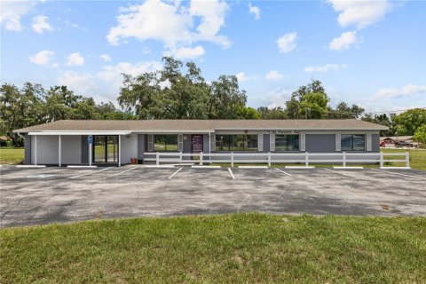 Commercial property in Brandon, Florida 225.75 sq.m. № 2354569