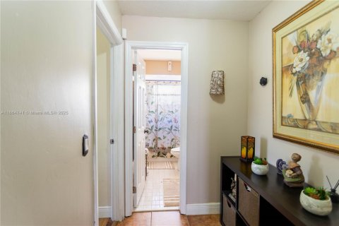 House in Miami, Florida 3 bedrooms, 131.09 sq.m. № 1892831 - photo 17
